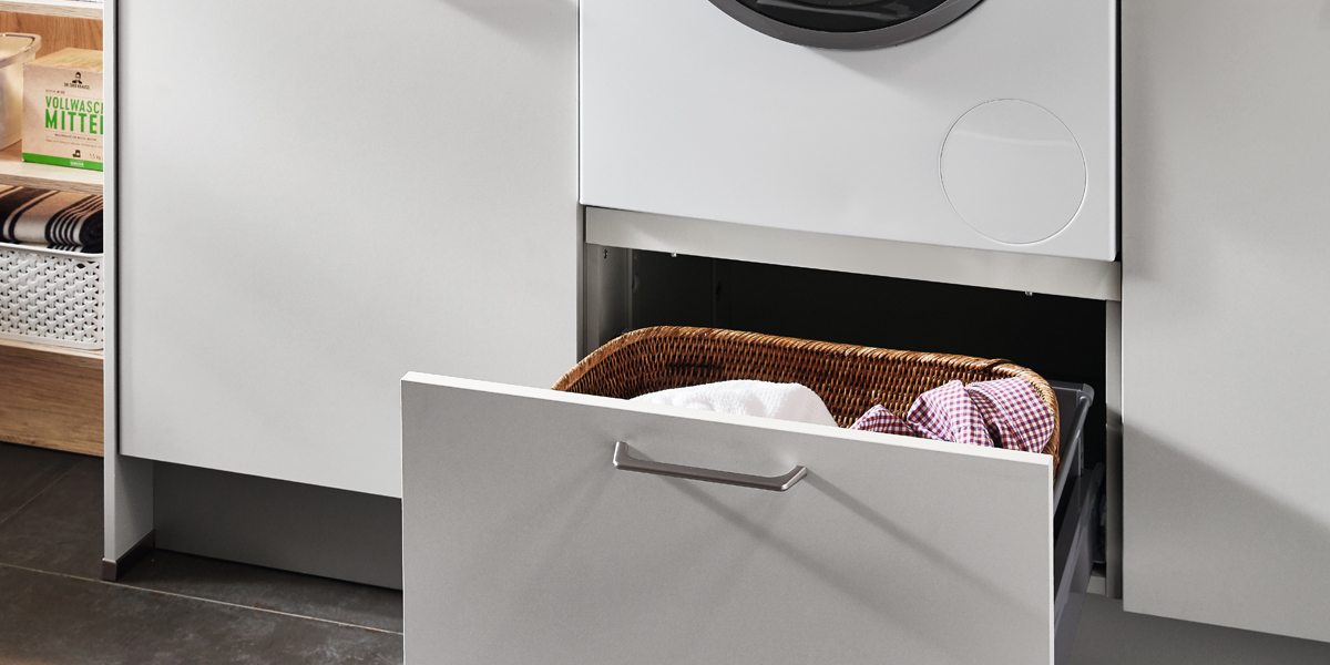 Ein clever geplanter Hauswirtschaftsraum sorgt für maximale Effizienz und Ordnung im Alltag. Durch maßgeschneiderte Lösungen hat jedes Utensil seinen festen Platz, und alles ist griffbereit organisiert. So bleibt der Raum nicht nur aufgeräumt, sondern auch funktional. Praktische Ablagen, Hängesysteme und durchdachte Stauraummöglichkeiten machen den Hauswirtschaftsraum zu einem echten Alltagshelfer.