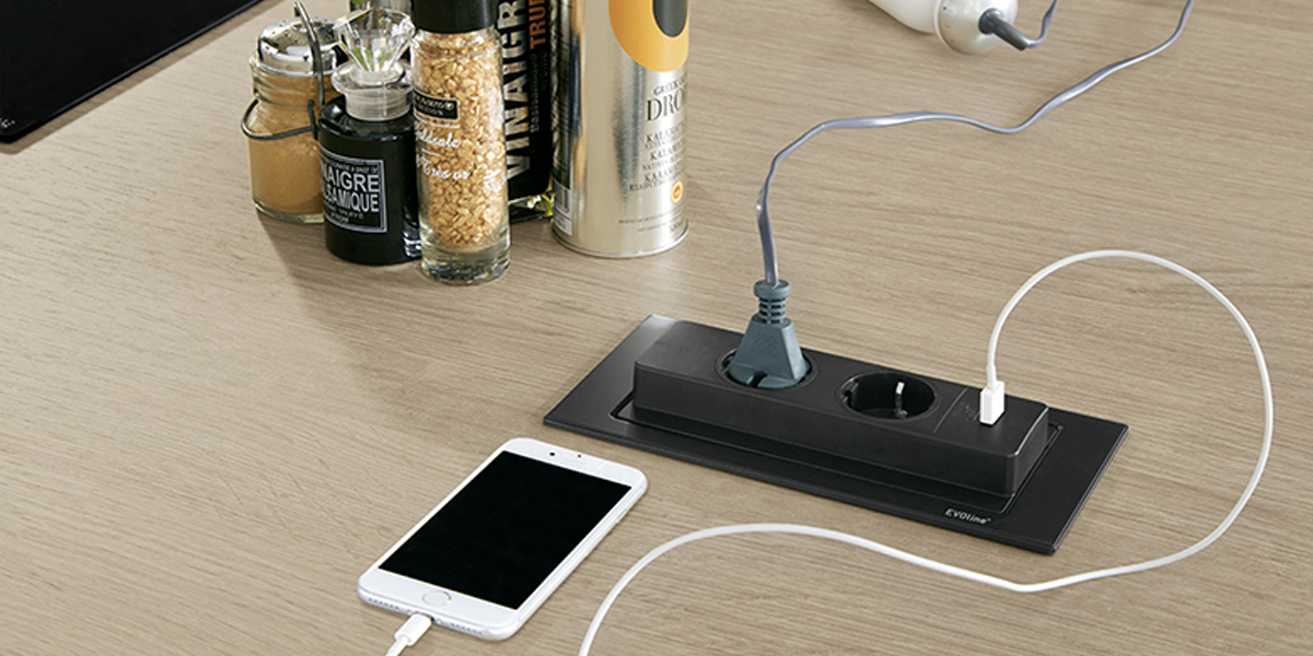 Der Steckdosenverteiler mit USB-Charger lässt sich überall auf der Arbeitsplatte montieren - so praktisch!